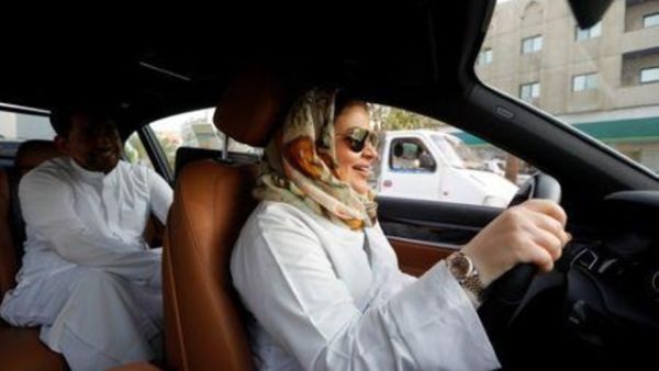 امرأة تقود سيارة بينما نجلها في المقعد الخلفي في جدة يوم الأحد
