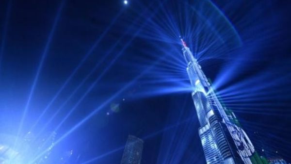 دبي تستقبل 2018 بعرض ليزر مبهر على برج خليفة