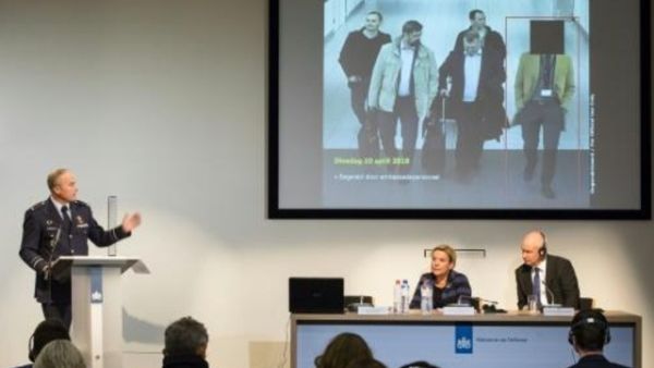 مسؤولون هولنديون يتحدثون خلال المؤتمر الصحافي الذي عقد في مقر وكالة الاستخبارات العسكرية والامنية الهولندية وكشف فيه عن العملية 
