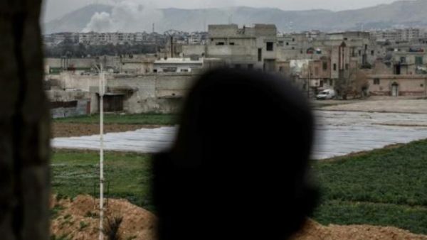 سوري يراقب تصاعد الدخان من دوما في الغوطة الشرقية لدمشق
