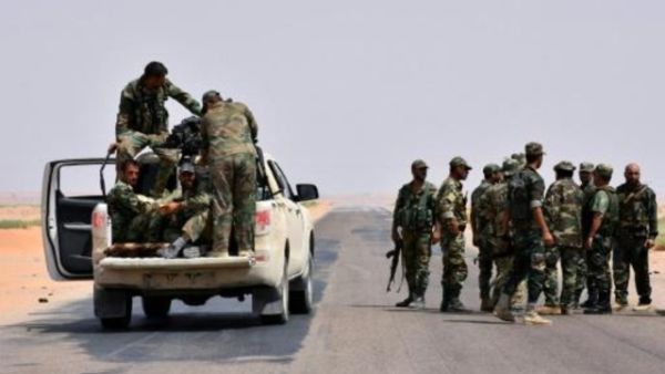 قوات موالية للحكومة السورية تتجمع على طريق في بير قباقب على بعد نحو 40 كلم غرب دير الزور

