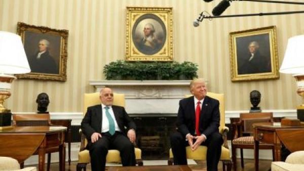 العبادي (إلى اليسار) خلال اجتماع مع ترامب في البيت الأبيض بواشنطن
