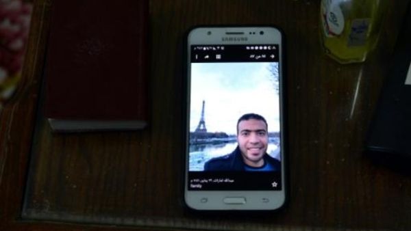 صورة لعبد الله الحماحمي المصري الذي يشتبه بانه منفذ اعتداء اللوفر على هاتف والده في منزلهم في المنصورة

