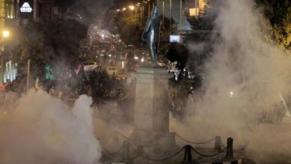 قنابل غاز أطلقتها الشرطة المصرية على متظاهرين في وسط القاهرة خرجوا احتجاجا على قانون يعطي الحق لوزارة الداخلية في منع مظاهرات الاحتجاج

