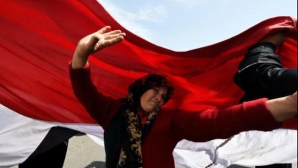 مصرية ترقص أمام مركز اقتراع في القاهرة

