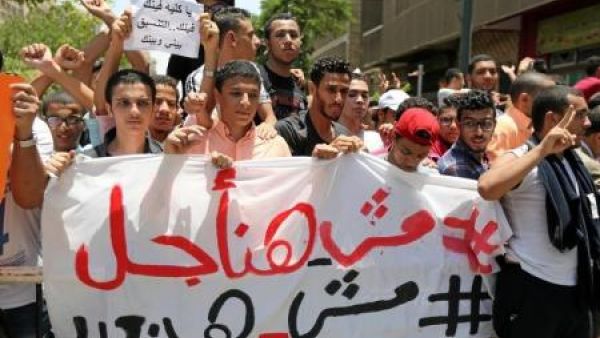 مئات الطلاب بمصر يحتجون على إلغاء امتحان للثانوية بعد تسريبه

