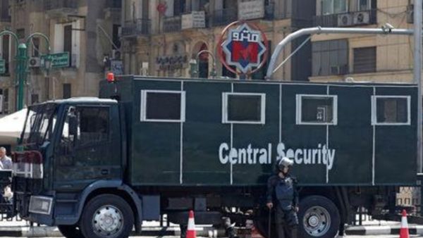 عربة شرطة أمام محطة مترو الانفاق في ميدان التحرير
