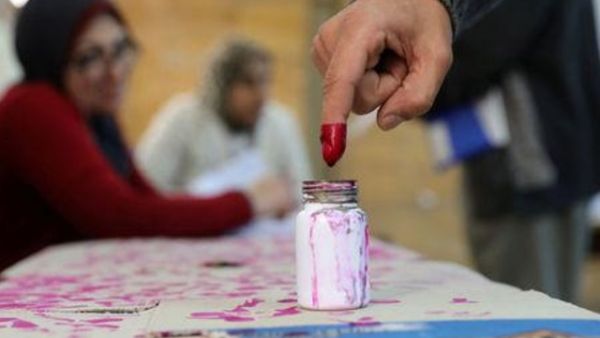 ناخب يضع إصبعه في الحبر داخل لجنة انتخابية في القاهرة في اليوم الثاني من انتخابات الرئاسة المصرية يوم الثلاثاء

