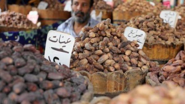 تمور معروضة للبيع في متجر بالعاصمة المصرية القاهرة مع اقتراب شهر رمضان
