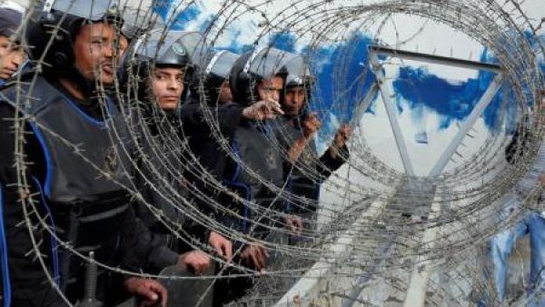 جنود يحرسون البرلمان في القاهرة
