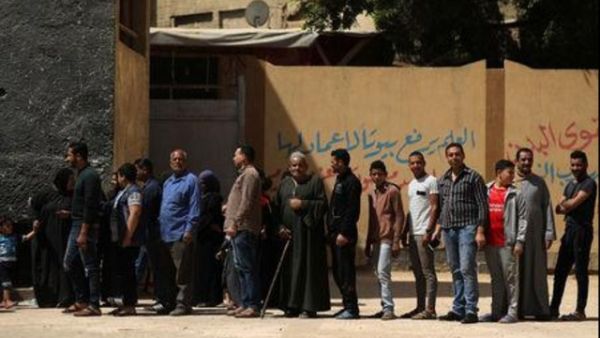 ناخبون يصطفون في طابور أمام لجنة انتخابية في القاهرة في اليوم الثاني من انتخابات الرئاسة المصرية يوم الثلاثاء

