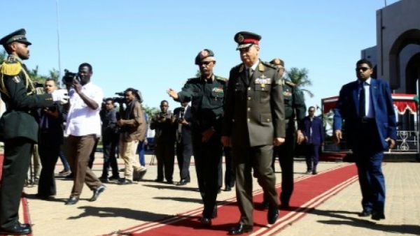 وزير الدفاع والإنتاج الحربي المصري محمد أحمد زكي ونظيره السوداني أحمد عوض بن عوف في الخرطوم
