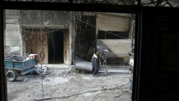 مسن سوري يبحث عن مكان آمن من القصف في بلدة حمورية

