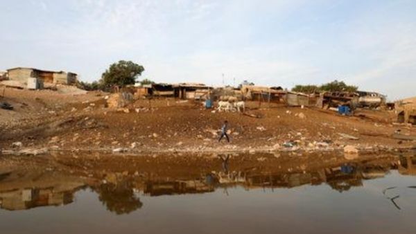 صبي يسير في قرية الخان الأحمر بالضفة الغربية المحتلة
