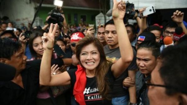 ايمي ماركوس ابنة الديكتاتور الفيليبيني الراحل تحتفل مع انصاره بالقرار امام المحكمة العليا في مانيلا

