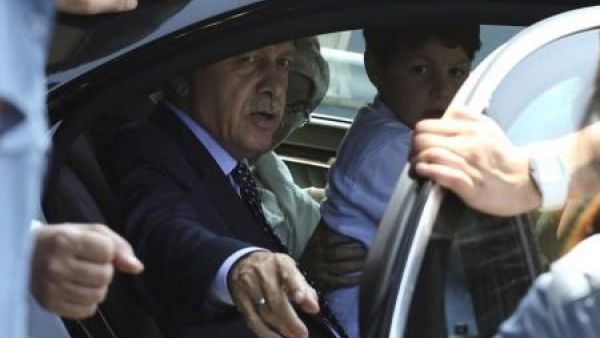 الرئيس التركي رجب طيب إردوغان داخل سيارة مع أفراد من عائلته بمطار اسطنبول

