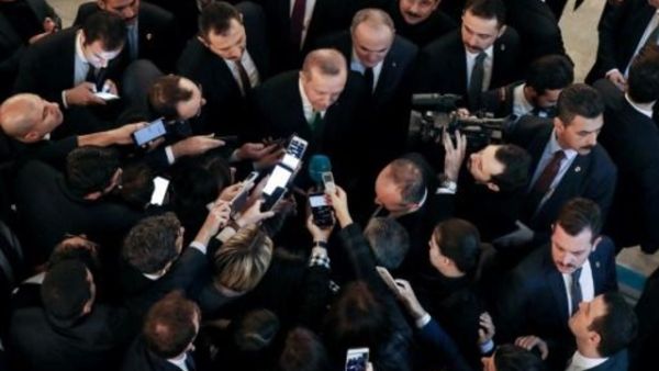الرئيس التركي رجب طيب اردوغان يحادث الصحافيين في البرلمان