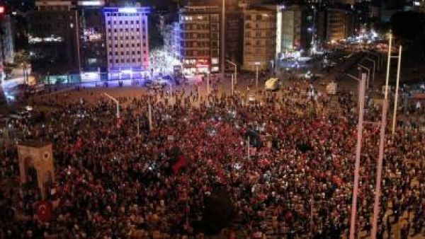 أنصار الرئيس التركي رجب طيب ارودغان يحتشدون في ميدان تقسيم في اسطنبول يوم السبت
