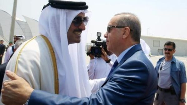 ارشيف/ امير قطر الشيخ تميم بن حمد اثناء استقباله اردوغان في الدوحة
