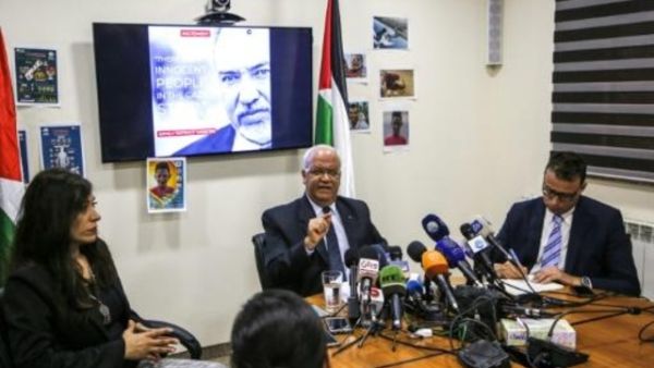 امين سر اللجنة التنفيذية لمنظمة التحرير الفلسطينية صائب عريقات يتحدث الى الصحافيين خلال مؤتمر صحافي في رام الله
