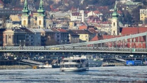 الجليد يعلو نهر الدانوب في بودابست

