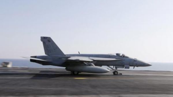 مقاتلة من طراز إف-إيه 18 إي/إف سوبر هورنت قبل اقلاعها من على حاملة الطائرات الأمريكية ثيودور روزفلت في الخليج
