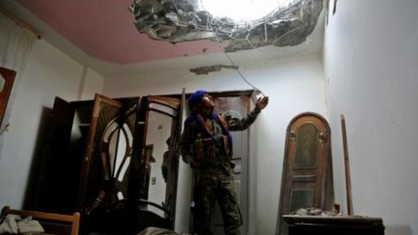 عنصر في قوات سوريا الديموقراطية يتفقد الاضرار في حي على الجبهة الشرقية للرقة، معقل تنظيم الدولة الاسلامية في سوريا، وسط المعارك لاستعادتها

