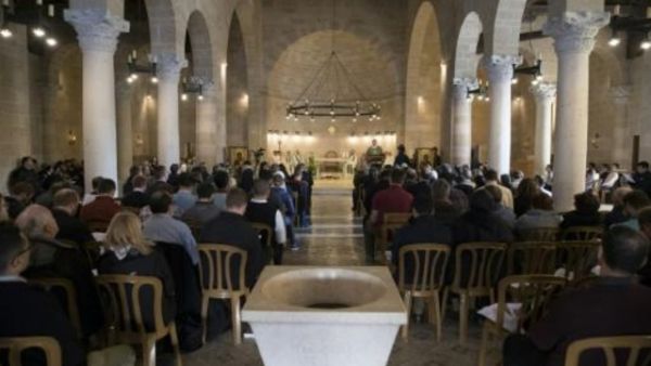 قداس في كنيسة الطابغة المعروفة بكنيسة "الخبز والسمك"

