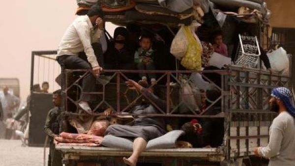 نازحون من مدينة الرقة في مخيم قرب عين عيسى شمالي المدينة

