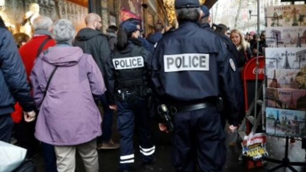 نشر مئة ألف عنصر أمن في فرنسا في عيد الميلاد
