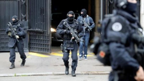 شرطيون فرنسيون اثناء محاكمة احد الجهاديين في 15 تشرين الثاني/نوفمبر في باريس
