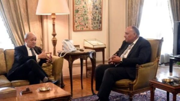 وزير الخارجية الفرنسي جان ايف لودريان خلال لقائه نظيره المصري سامح شكري في القاهرة
