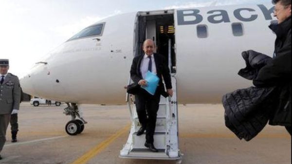 وزير الخارجية الفرنسي جان إيف لو دريان يصل إلى مطار بنينا الدولي قرب بنغازي في شرق ليبيا يوم الخميس
