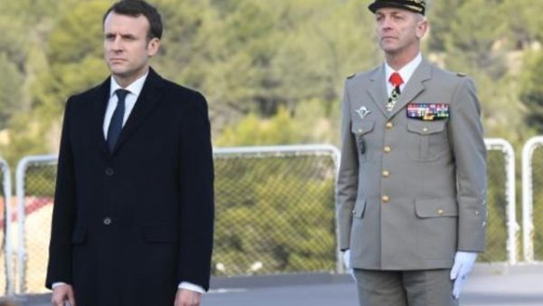 الرئيس الفرنسي إيمانويل ماكرون ورئيس الأركان الجنرال فرنسوا لوكوانتر في قاعدة تولون البحرية جنوب فرنسا

