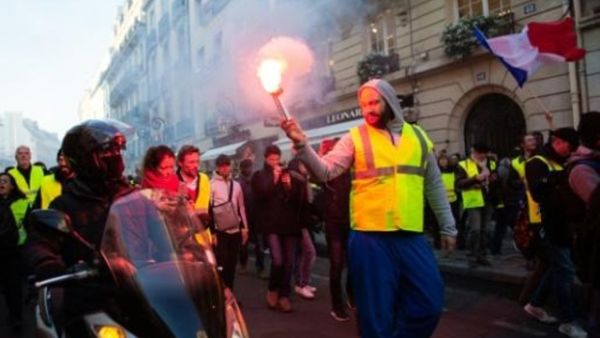 تواصل الاحتجاجات في فرنسا على زيادة رسوم المحروقات
