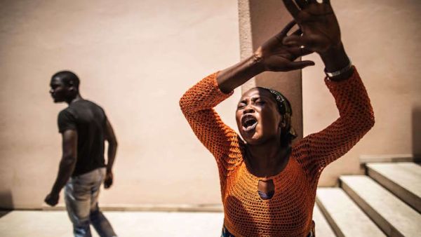 امراة خلال الاحتجاجات التي شهدتها البلاد بعد اعلان نتائج الانتخابات