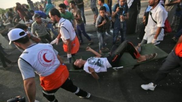 نقل متظاهر فلسطيني بعد اصابته بجروح في غزة
