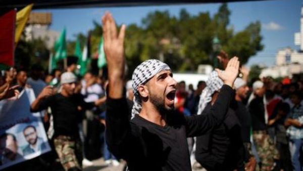 فلسطينيون يحتفلون باتفاق المصالحة بين حركتي حماس وفتح في مدينة غزة

