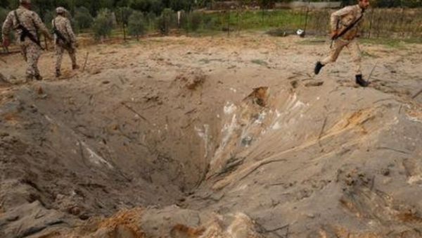 أفراد من شرطة حماس يتفقدون موقع انفجار في شمال قطاع غزة يوم الثلاثاء
