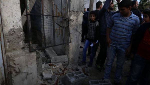 مقتل 3 من أسرة واحدة في انفجار غامض جنوب غزة

