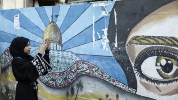 فاطمة مصبح (21 عاما) تلتقط صورا في غزة لاظهار اقع مختلف للقطاع على مواقع التواصل الاجتماعي

