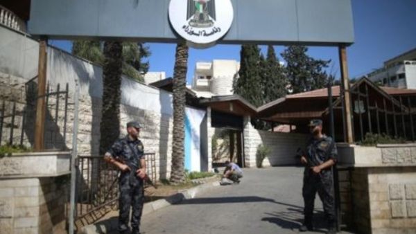 عناصر امن فلسطينيون تابعون لحماس خارج مقر الحكومة في قطاع غزة

