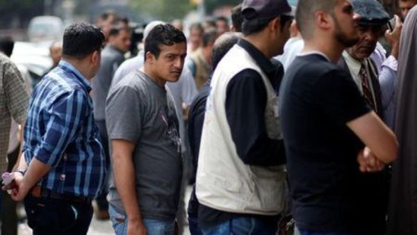 فلسطينيون ينتظرون لاستلام رواتبهم في غزة
