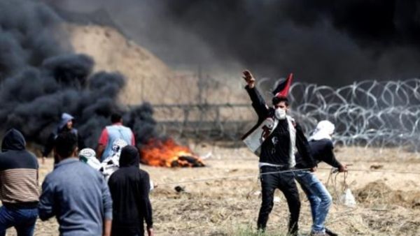 متظاهرون فلسطينيون على الحدود بين قطاع غزة واسرائيل

