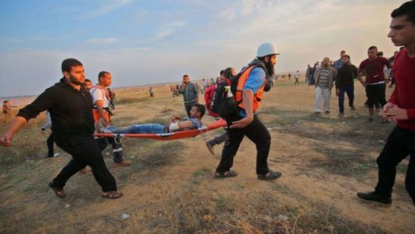 استشهد شاب فلسطيني وأصيب 36 آخرون برصاص الجيش الإسرائيلي
