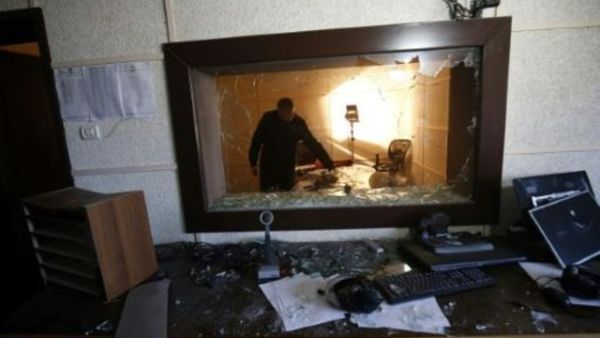 موظف في هيئة الإذاعة والتلفزيون الفلسطينية الحكومية يعاين الأضرار بعد اقتحام مقرها في غزة

