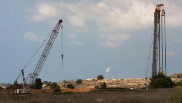 رافعات والات عند الجانب الاسرائيلي من الحدود مع قطاع غزة

