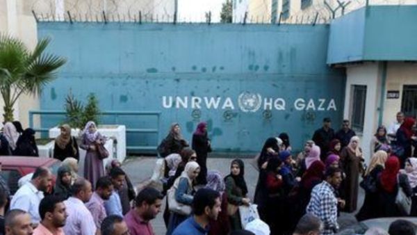 موظفون فلسطينيون تابعون لوكالة الأمم المتحدة لإغاثة وتشغيل اللاجئين (الأونروا) في احتجاج ضد خفض عدد الوظائف من قبل الوكالة في غزة
