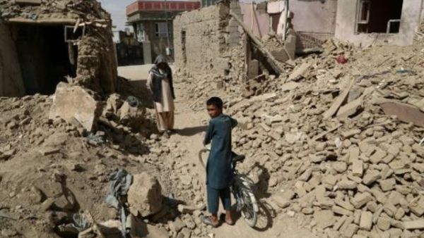 أفغانيان يمشيان بين منازل مدمرة بعد اعتداء نفذه طالبان في غزنة

