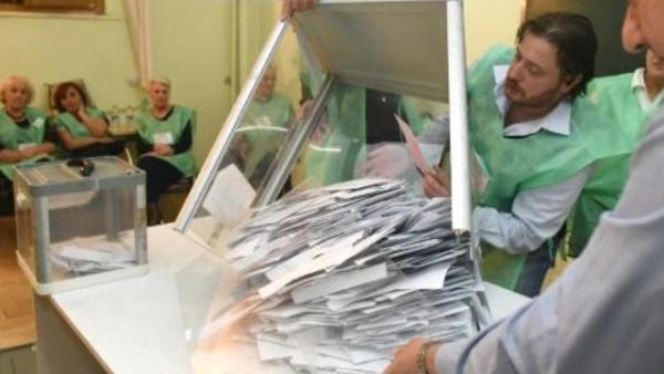 فرز الاصوات في احد مراكز الاقتراع في تبيليسي

